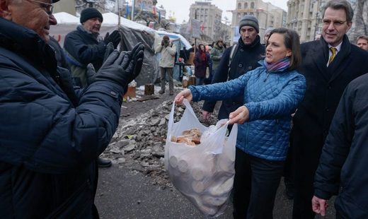 Nuland handing out cookies in Maidan