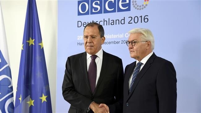 Russian Foreign Minister Sergey Lavrov (L) is welcomed by his German counterpart Frank-Walter Steinmeier at the 23rd OSCE Ministerial Council organized by Germany’s OSCE Chairmanship in Hamburg, Germany December 8, 2016.