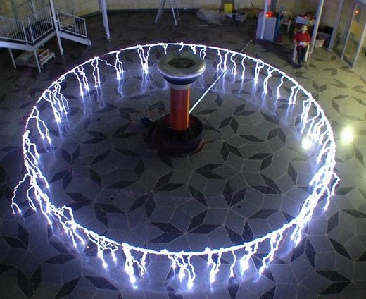 Klik for at forstørre Corona discharge